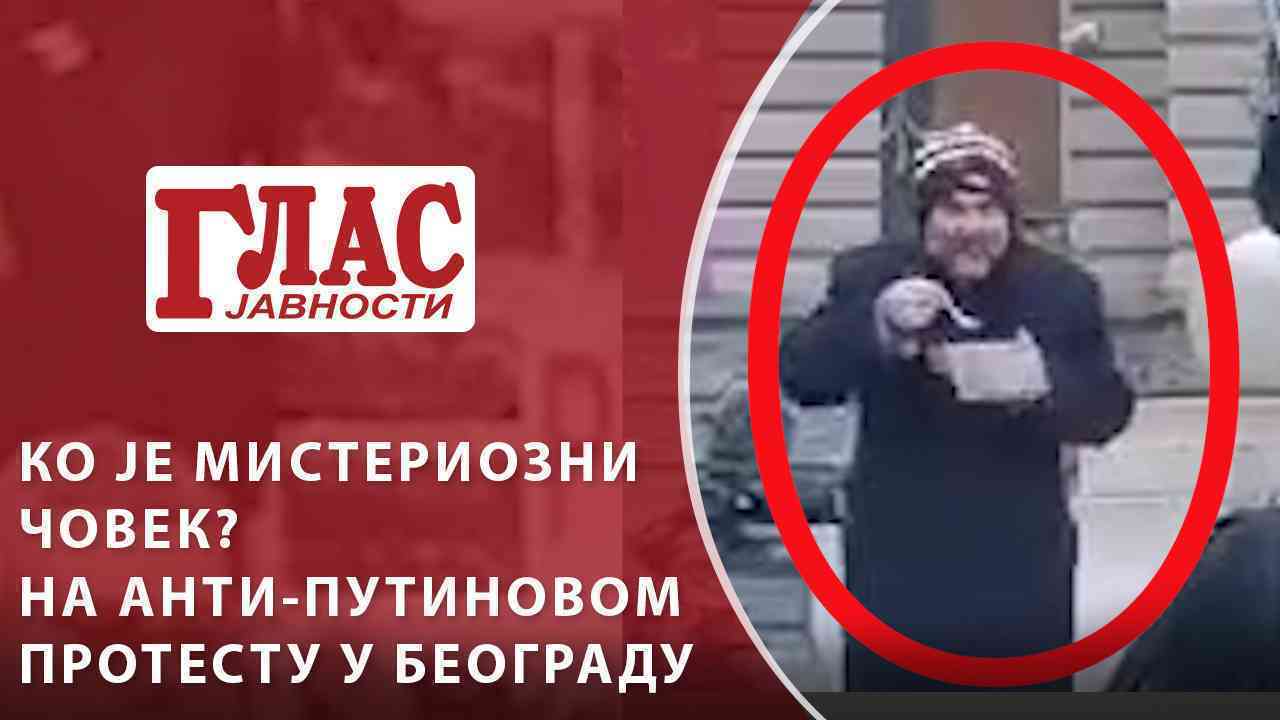 KO JE MISTERIOZNI ČOVEK NA ANTI - PUTINOVOM PROTESTU KOJI STOJI IZA I JEDE? (VIDEO)